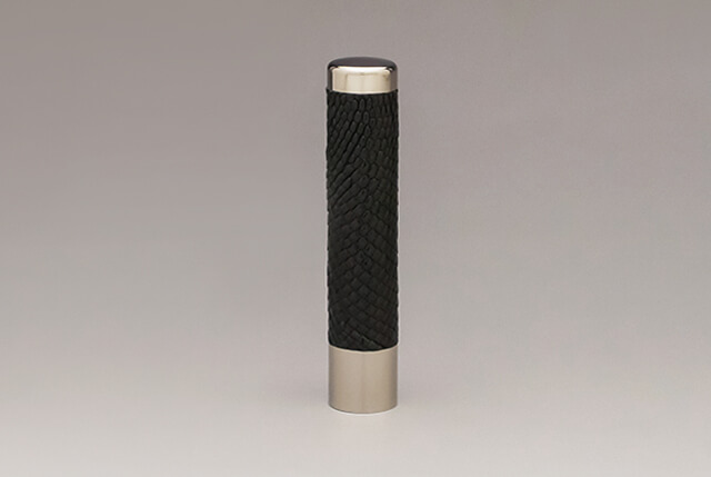 銀行印 革張りリザードチタン(黒) 12.0mm│印鑑・はんこ・実印【ハンコヤドットコム】