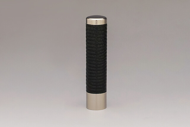 実印 革張りリザードチタン(黒) 13.5mm│印鑑・はんこ・実印【ハンコヤドットコム】