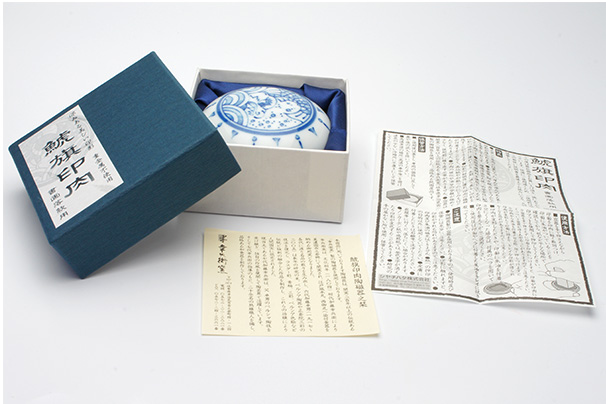 商品の説明書、陶磁器で作られた容器の解説書も同梱されております