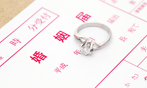 結婚で苗字が変わる時、どんな手続きがあるの？